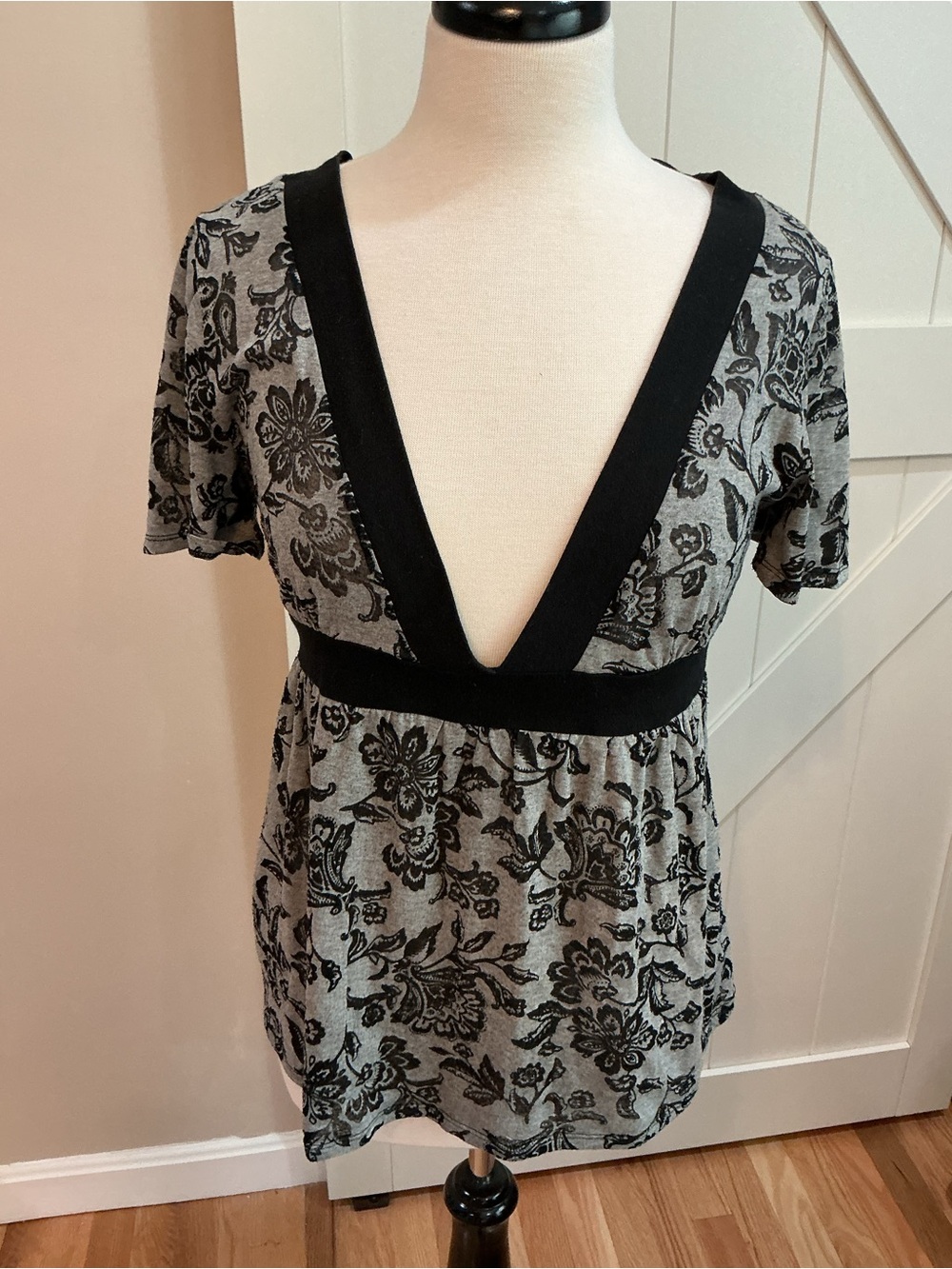 Apt. 9 Gray Floral V-Neck Top with Black Trim DP